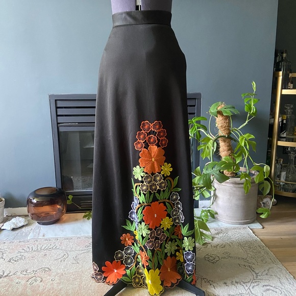 Gorgeous embroidered skirt - Picture 1 of 3